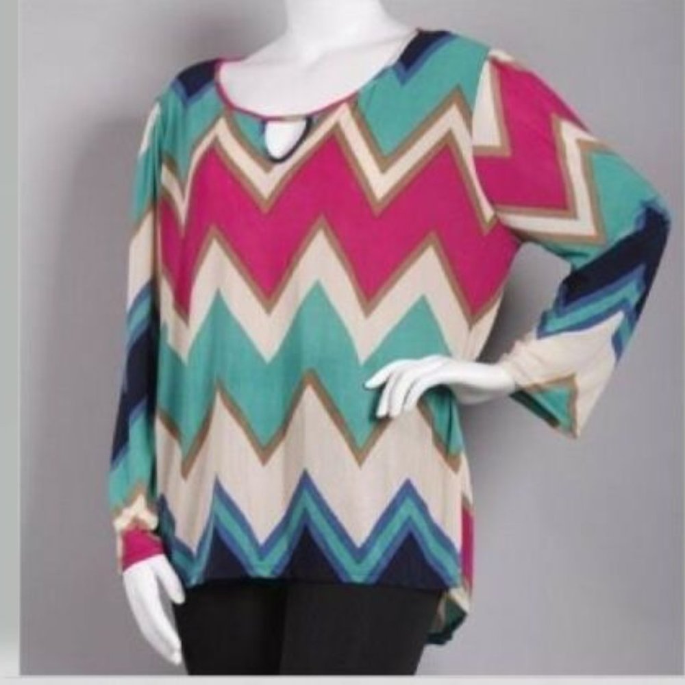 NWOT Key-hole Neckline Chevron Blouse Women Plus